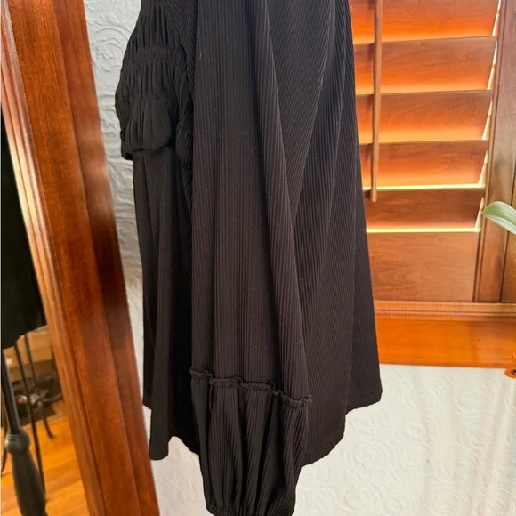 Black Smocked V-Neck Long Sleeve Top - Picture 6 of 9